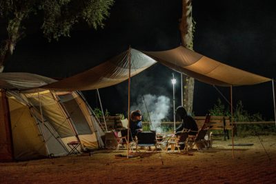 夜にキャンプをする人たち